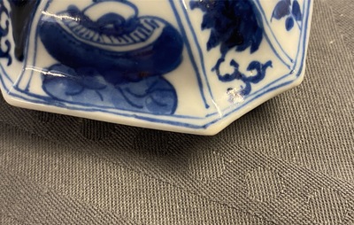 Een Chinees blauw-wit vijfdelig kaststel met dames en jongens, Kangxi
